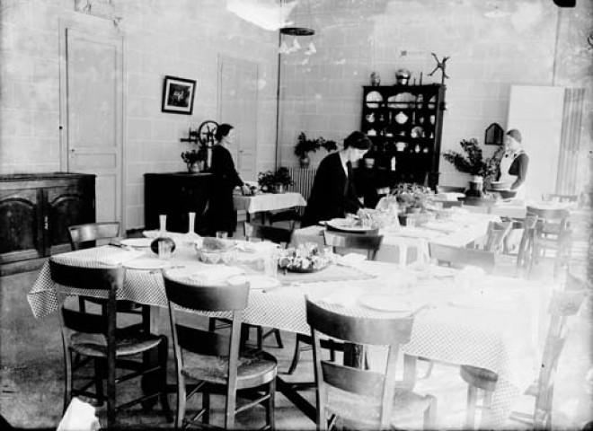 Ecole ménagère. Dijon. Le réfectoire