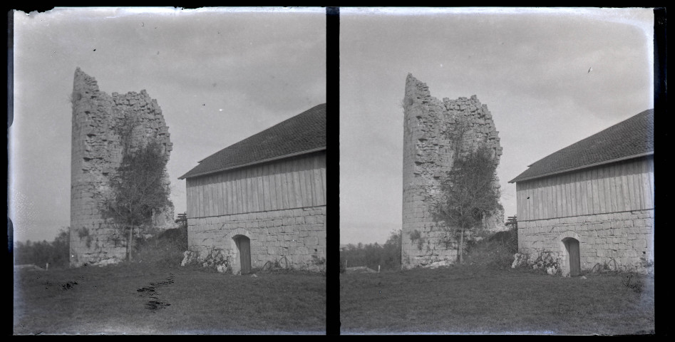 Ruines d'une tour du château à coté d'un bâtiment de la ferme du Parc à Vers-en-Montagne.