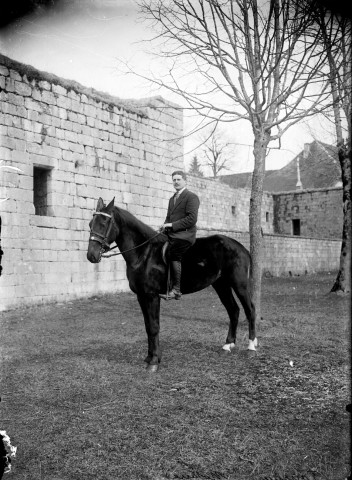 Un homme sur un cheval. Fournier, Notaire