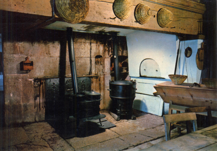 Musée de plein air de Franche-Comté. Maison de petite chaux. Cheminée supportée par une grosse poutre, platine de 1784. Fourneau à quatre trous, chaudière, four qui s'étend sous l'escalier. Détruit par le feu le vendredi 5 mars 1976.