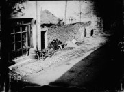 Trois hommes sur un banc à côté du magasin de Monsieur Combe. Nozeroy