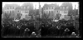 Cavalcade à Lons-le-Saunier sur le thème de la locomotion à travers les âges : un char devant le théâtre.