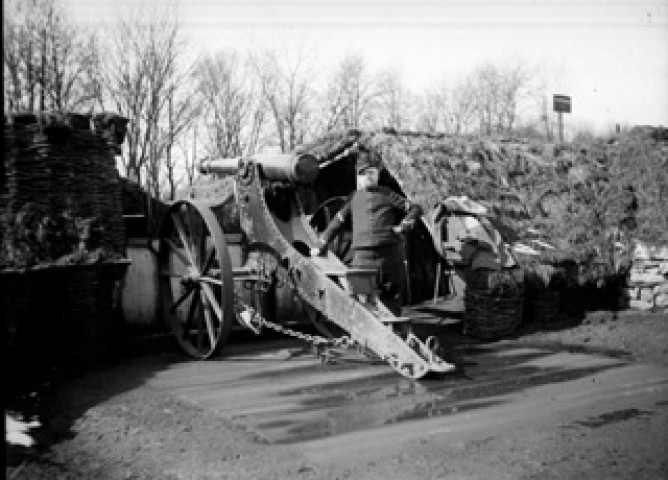 Militaire devant un canon. Belfort. 1915