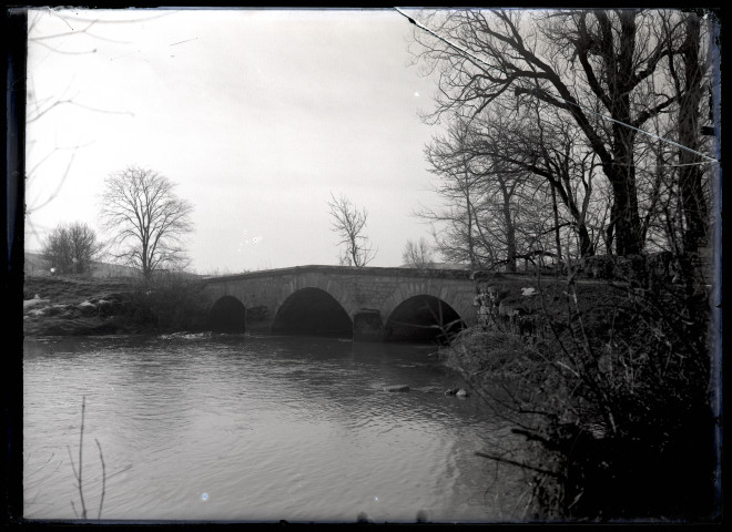 Pont du Latet enjambant l'Angillon à Vers-en-Montagne.