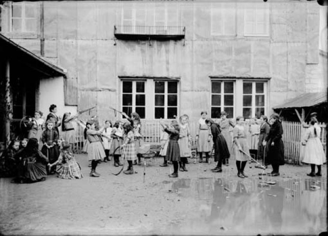 Enfants jouant dans la cour. Ecole de Censeau