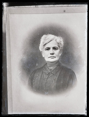 Reproduction d'un portrait dessiné d'Anne Coutemoine représentée de face.