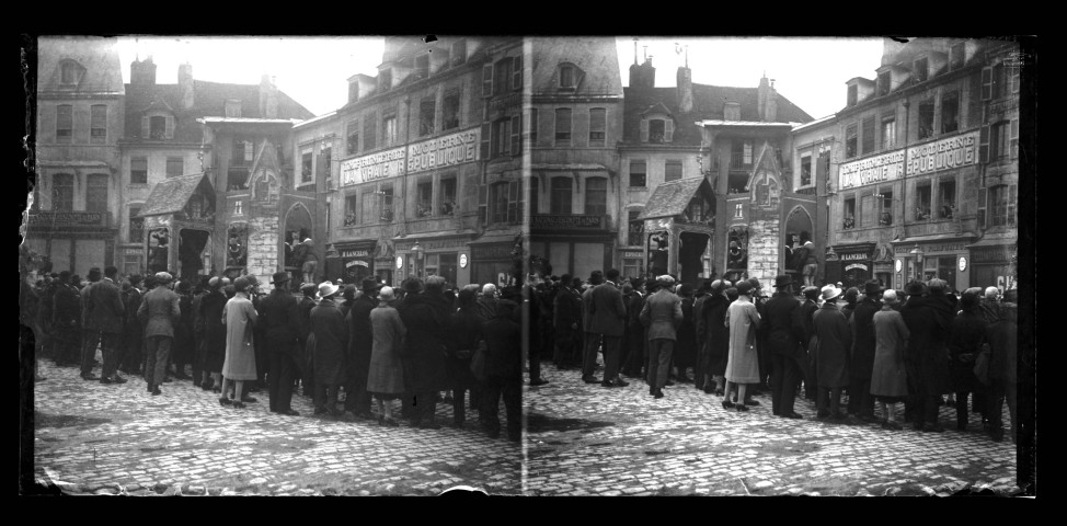 Défilé à Lons-le-Saunier : un char place de la Liberté.