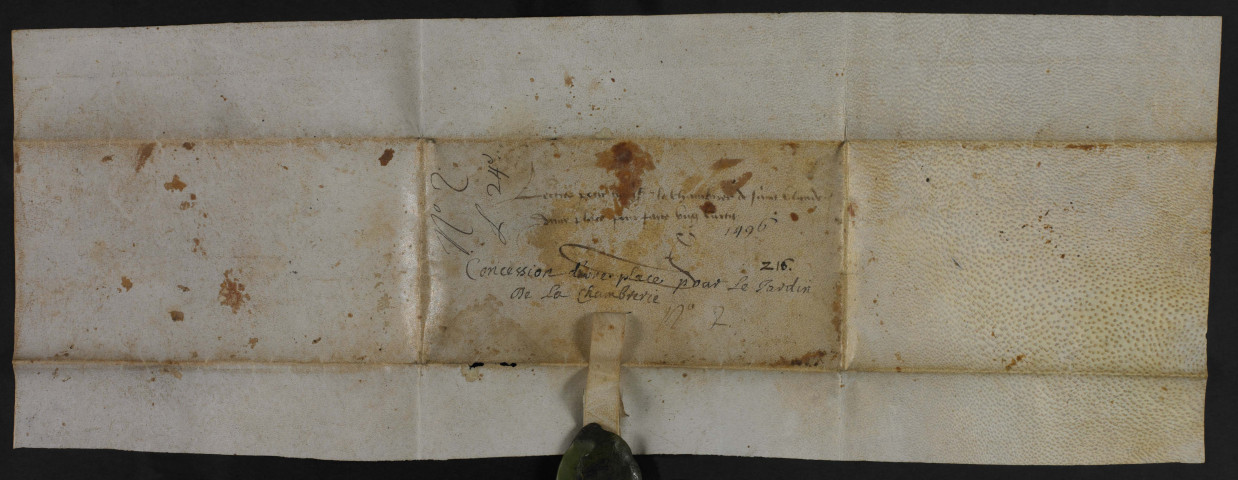 Donation par le chapitre au chambrier d'une place dans le monastère pour y faire un curtil.