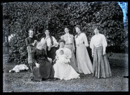 Portrait de groupe, avec au centre un bébé sur les genoux d'une femme.