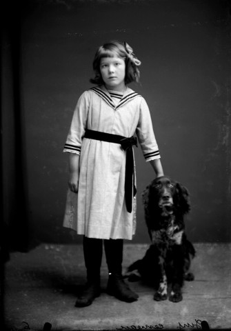 Enfant Guy avec un chien. Censeau