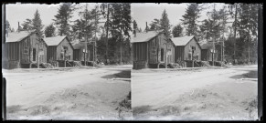 Exploitation de la forêt de la Joux par les soldats canadiens : militaires sur les terrasses des baraquements en bois du camp de la 39e à Séverin.