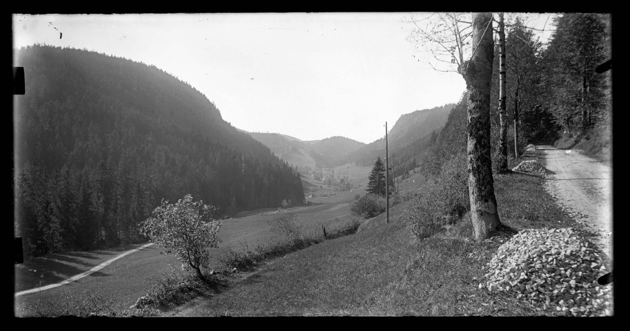 Route menant à un village au loin.