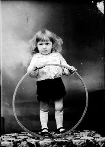 Enfant Gabriel Brocard avec un cerceau. Trébief