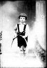 Un enfant Boisson avec un cerceau. Sirod