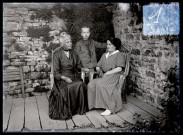 Portrait de deux femmes et d'un jeune garçon, Mathilde Coutemoine à gauche.