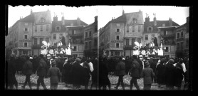 Défilé à Lons-le-Saunier : un char "Commerce et industrie" place de la Liberté.