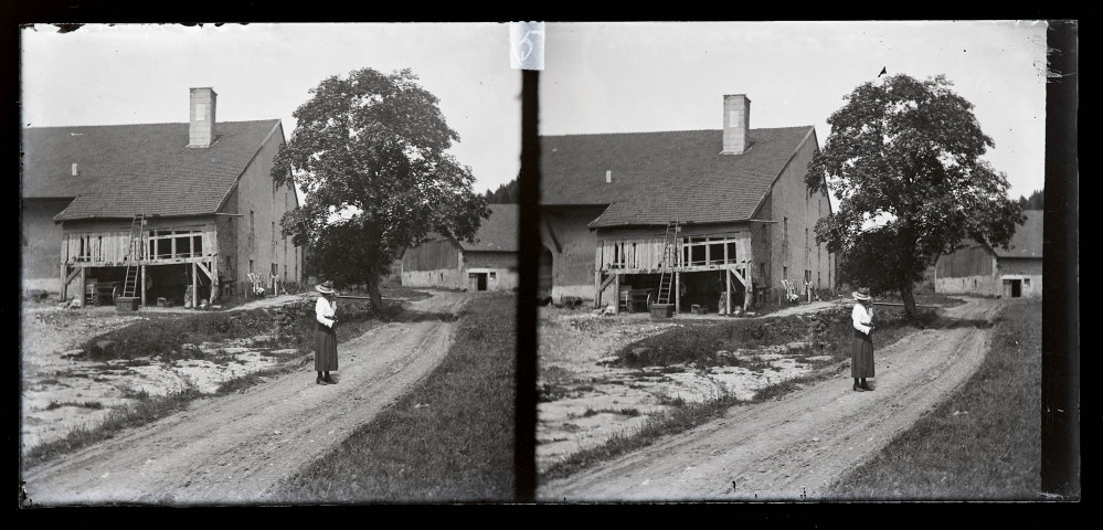 Femme devant la ferme de la Vessoie.