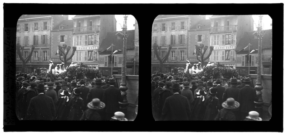 Cavalcade à Lons-le-Saunier sur le thème de la locomotion à travers les âges : un char devant le théâtre.