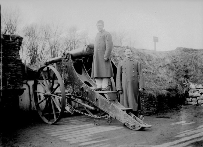 Deux militaires devant un canon. Belfort. 1915