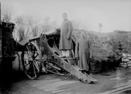 Deux militaires devant un canon. Belfort. 1915