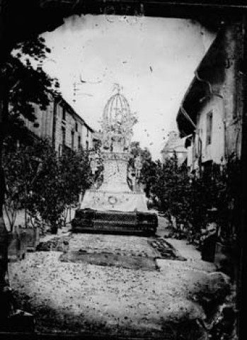 Autel décoré dans une rue