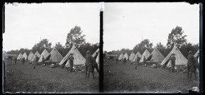 Soldats canadiens à Vers-en-Montagne pour l'exploitation des bois de la Fresse : enfant et militaires au camp de tentes du champ Berthod.