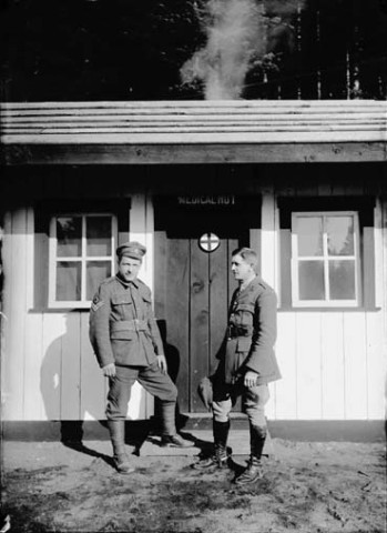 Groupe de militaires canadiens devant l'hopital