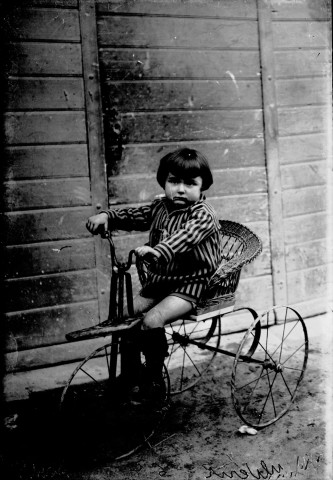 Enfant U. sur son tricycle. Sirod