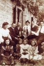 Crotenay (Jura). Le café Paul Ayel en 1910. Un groupe de consommateur autour d'une table en dehors du café. Genlis (21), Optique Sociale.
