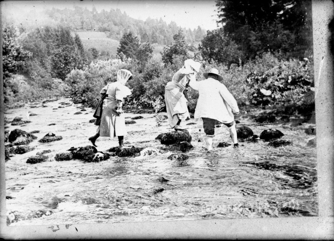 Reproduction. Personnes traversant une rivière