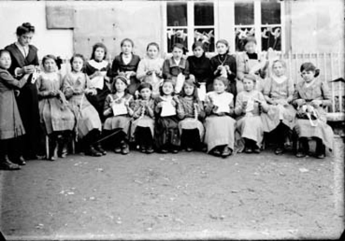 Groupe d'enfants tricotant. Ecole de Censeau