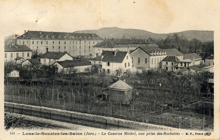 Lons-le-Saunier (Jura). La caserne Michel, vue prise des Rochettes.