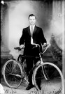 Un homme Magrin avec son vélo. La Latette
