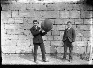 Deux jeunes hommes dont l'un porte un ballon