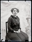 Portrait d'Agathe Rameaux assise devant un décor peint.
