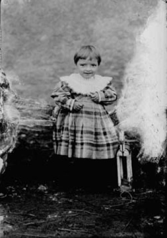 Un enfant et son cheval en bois