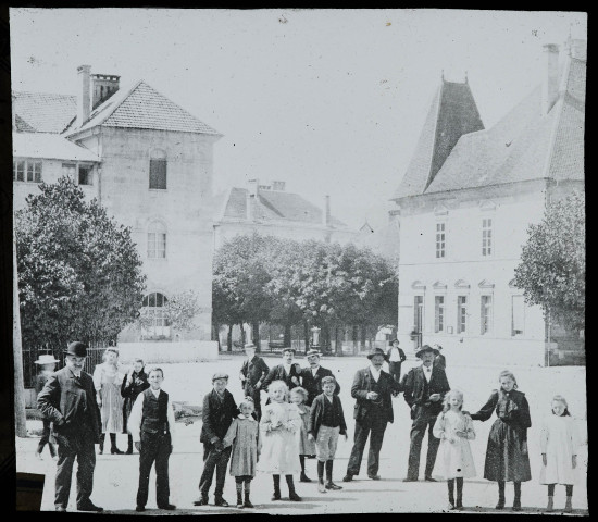 Reproduction d'une vue intitulée "Place des halles".