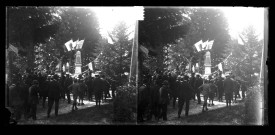 Foule arrivant au monument aux morts de Vers-en-Montagne et Le Latet pour son inauguration.