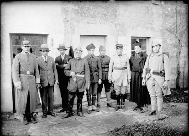 Groupe de militaires et curé. Chapois