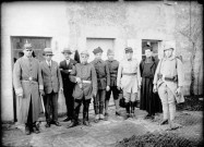 Groupe de militaires et curé. Chapois