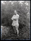 Portrait de Jean Rameaux, militaire, posant dans la nature.