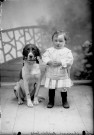 Enfant Léon Chapeau avec un chien. Bief-du-Fourg