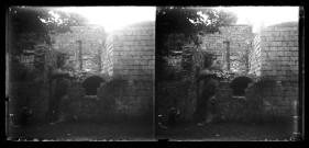 Ruines du château de Nozeroy, l'escalier d'honneur vu de face.