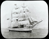 Reproduction d'une vue d'un bateau navigant intitulée "Toutes voiles dehors".