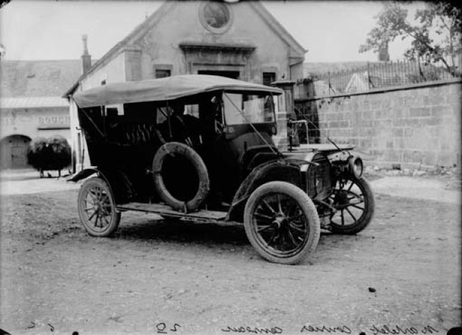 Martelet. Courier au volant de sa voiture. Censeau