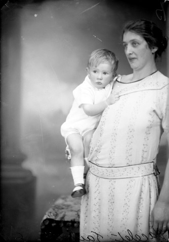 Femme Vacelet avec un enfant. Faubourg