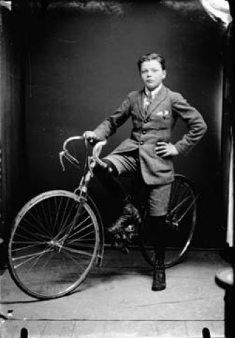 Jeune homme sur un vélo