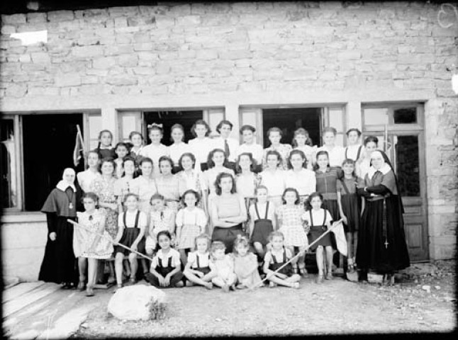 Colonie. Groupe de jeunes filles