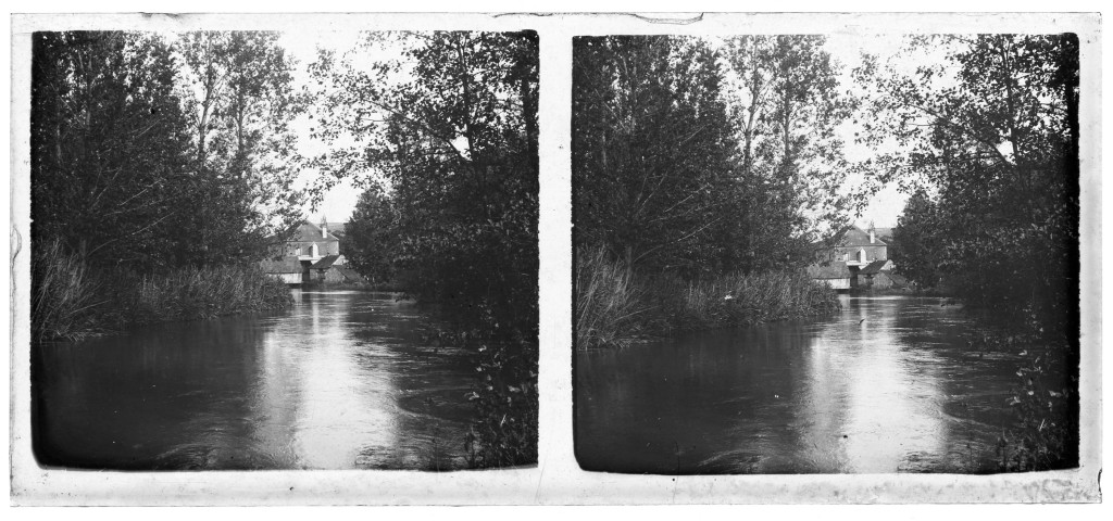 Moulin au bord de la Loue à Port-Lesney en été.