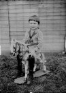 Enfant C; sur son cheval à roulettes. Lent